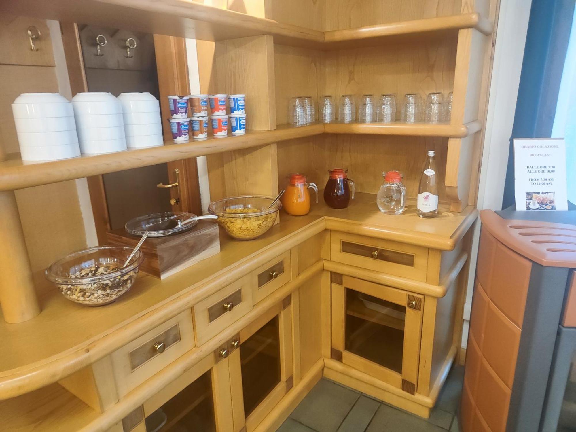 贾尼伯恩赛酒店 平佐洛 外观 照片